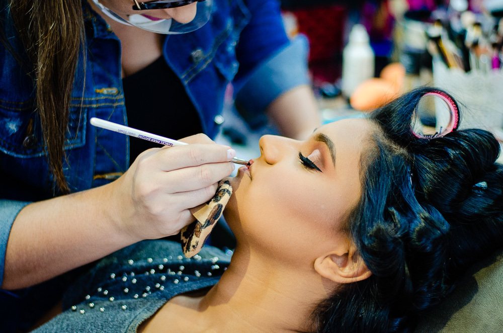 maquiadora passando pincel de maquiagem na noiva 4ksf fotógrafo de casamento
