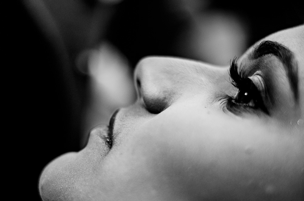 foto preto e branco, detalhe da maquiagem da noiva 4ksf fotógrafo de casamento