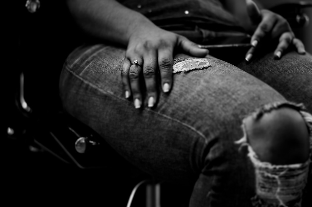 foto preto e branco detalhe anel de solitário da noiva 4ksf fotógrafo de casamento