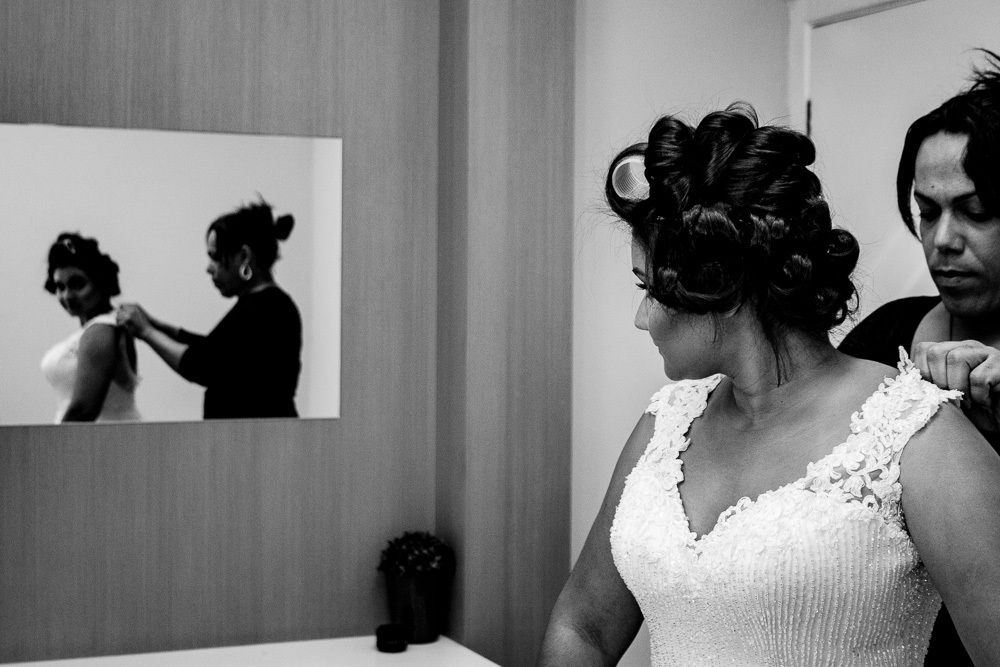 foto preto e branco noiva colocando o vestido 4ksf fotógrafo de casamento