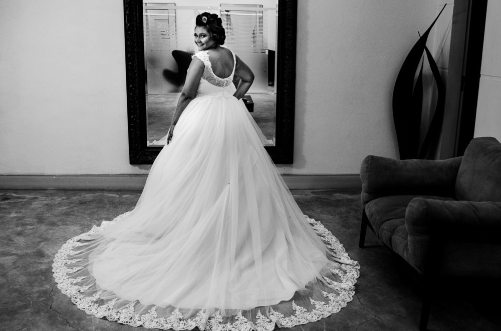 foto preto e branco noiva com vestido making of 4ksf fotógrafo de casamento