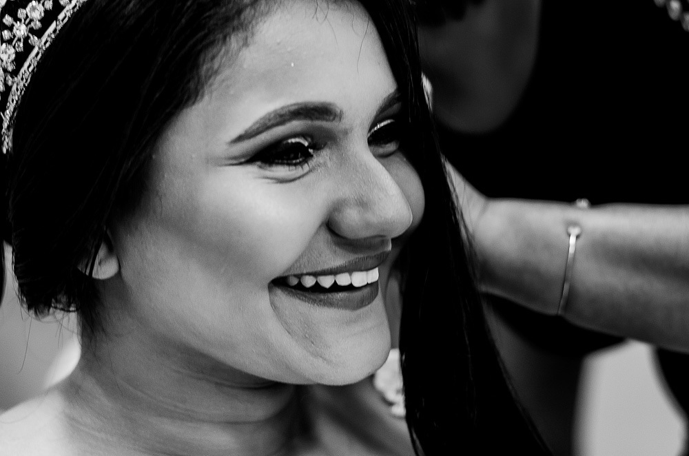 noiva sorrindo arrumando o cabelo 4ksf fotógrafo de casamento