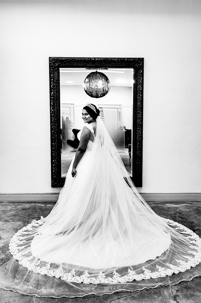 noiva mostrando seu vestido pronta para casar 4ksf fotógrafo de casamento