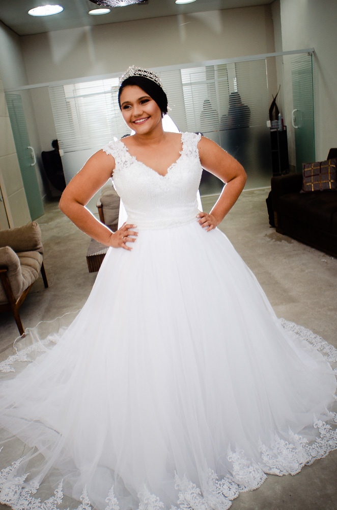 detalhe da noiva mostrando seu vestido making of 4ksf fotógrafo de casamento