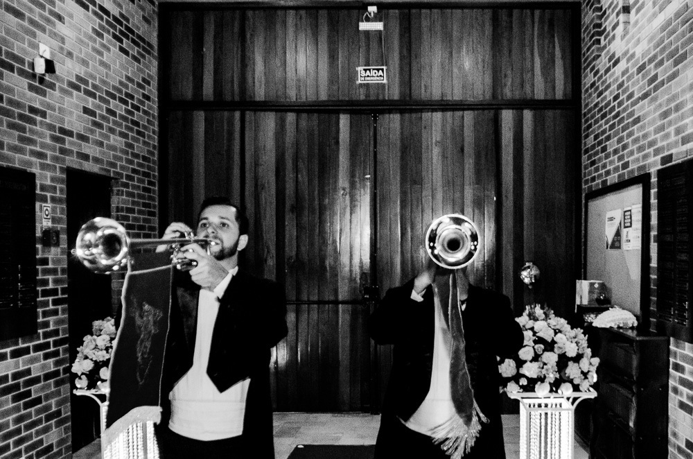 banda tocando trompete Espaço escandinavo 4ksf fotógrafo de casamento