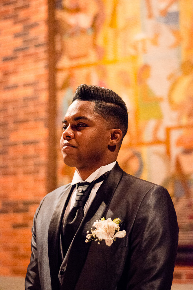 noivo chorando na estrada da noiva
