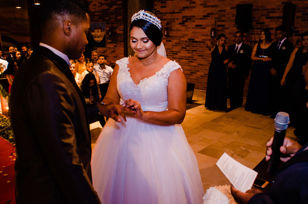 noiva coloca aliança no dedo do noivo Espaço escandinavo 4ksf fotógrafo de casamento