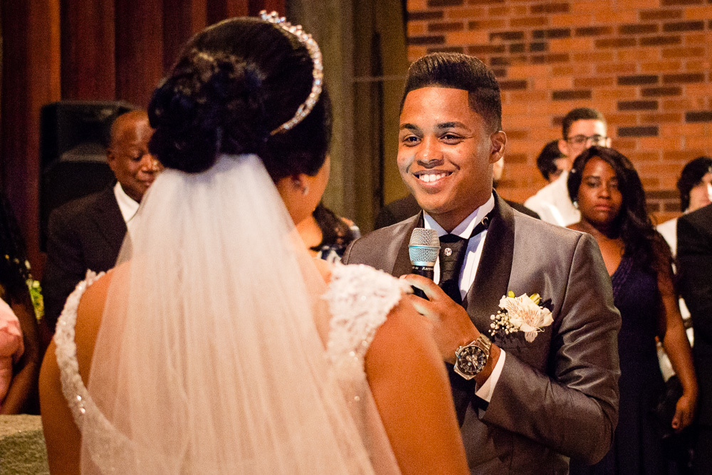 noivo sorrindo para noiva Espaço escandinavo 4ksf fotógrafo de casamento
