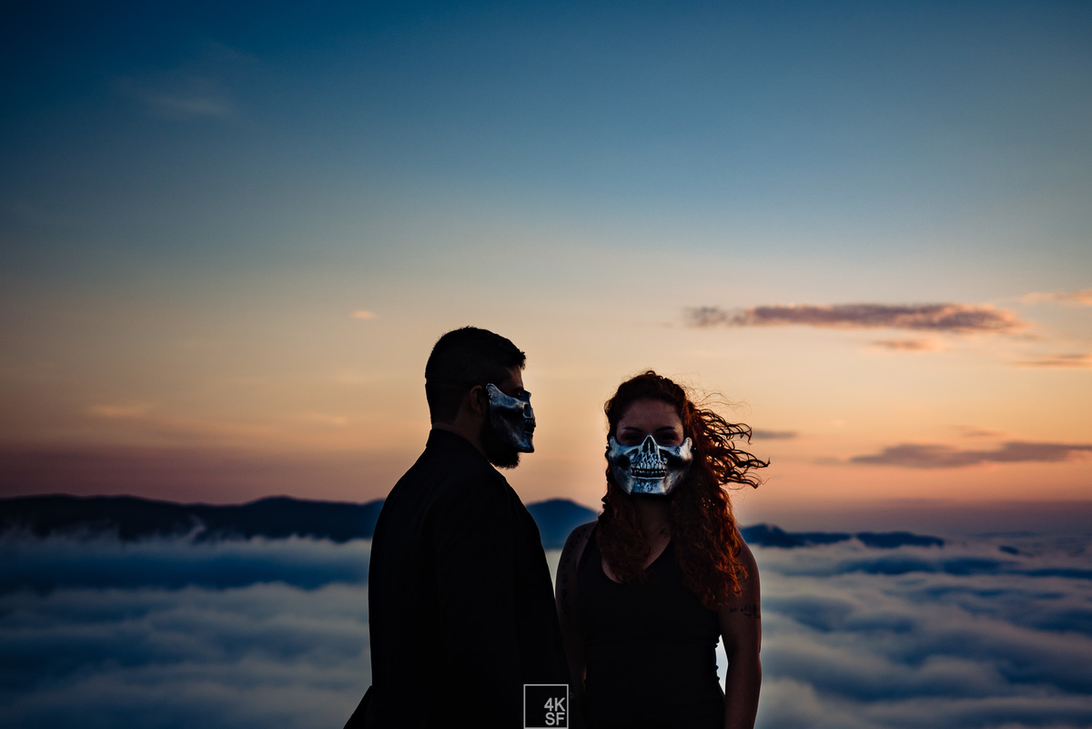 ensaio pré wedding criativo, pré wedding caveira, pre wedding skull, pre wedding diferetente, pre wedding mairiporã, pré wedding nas montanhas, pre wedding nas nuves, fotografo de casamento em sao paulo