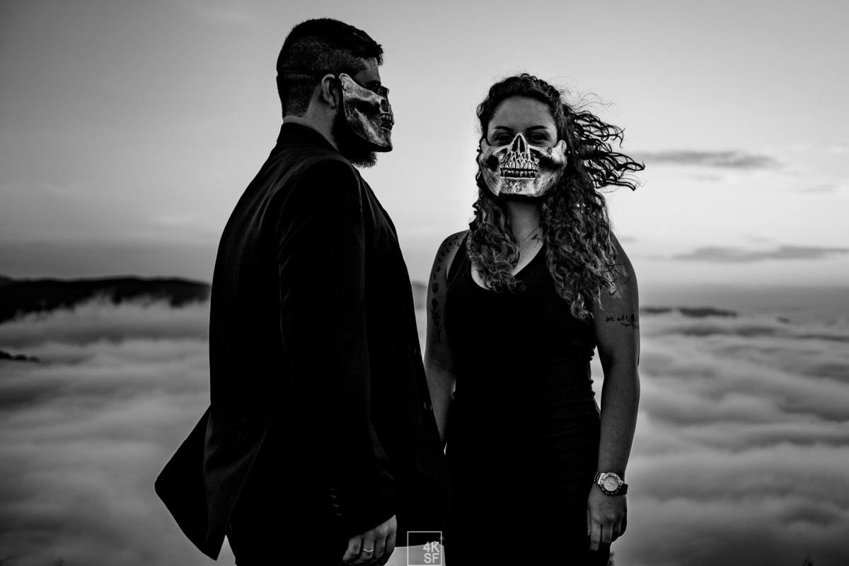 ensaio pré wedding criativo, pré wedding caveira, pre wedding skull, pre wedding diferetente, pre wedding mairiporã, pré wedding nas montanhas, pre wedding nas nuves, fotografo de casamento em sao paulo