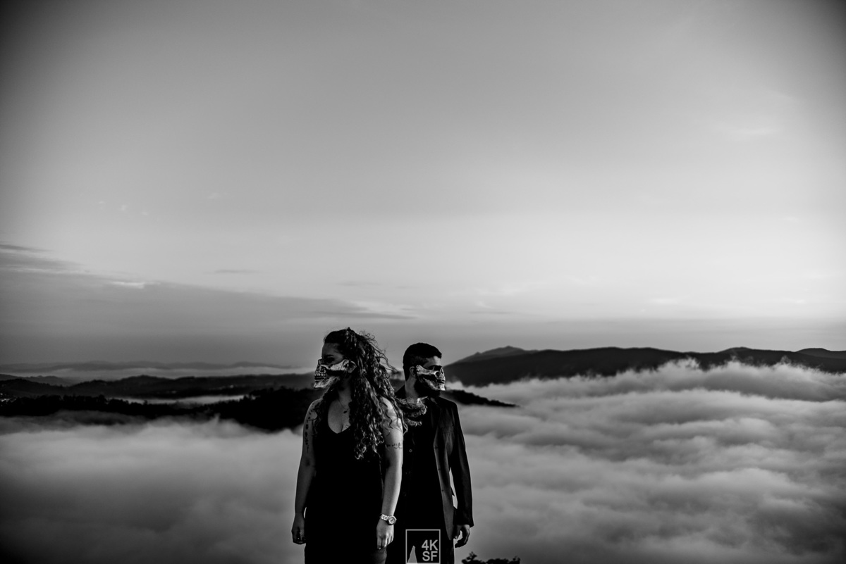 ensaio pré wedding criativo, pré wedding caveira, pre wedding skull, pre wedding diferetente, pre wedding mairiporã, pré wedding nas montanhas, pre wedding nas nuves, fotografo de casamento em sao paulo