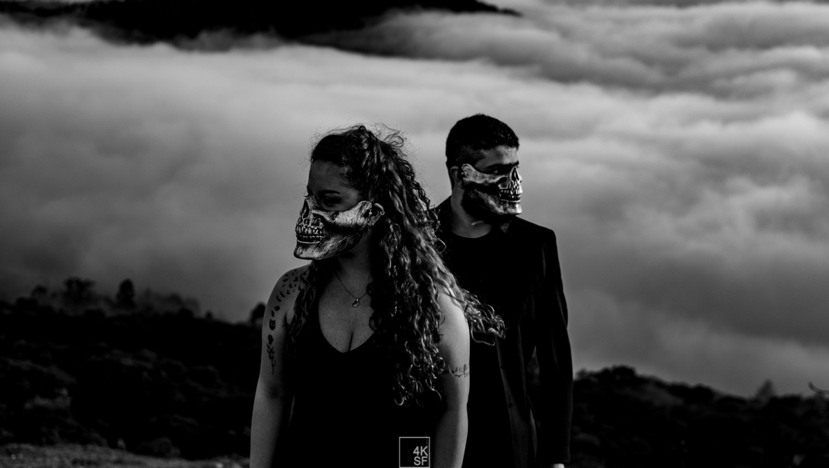 ensaio pré wedding criativo, pré wedding caveira, pre wedding skull, pre wedding diferetente, pre wedding mairiporã, pré wedding nas montanhas, pre wedding nas nuves, fotografo de casamento em sao paulo