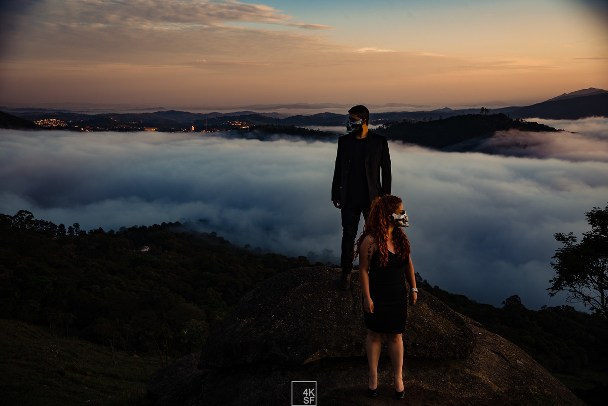 ensaio pré wedding criativo, pré wedding caveira, pre wedding skull, pre wedding diferetente, pre wedding mairiporã, pré wedding nas montanhas, pre wedding nas nuves, fotografo de casamento em sao paulo
