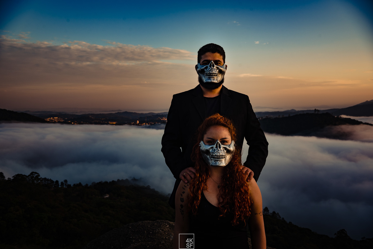 ensaio pré wedding criativo, pré wedding caveira, pre wedding skull, pre wedding diferetente, pre wedding mairiporã, pré wedding nas montanhas, pre wedding nas nuves, fotografo de casamento em sao paulo