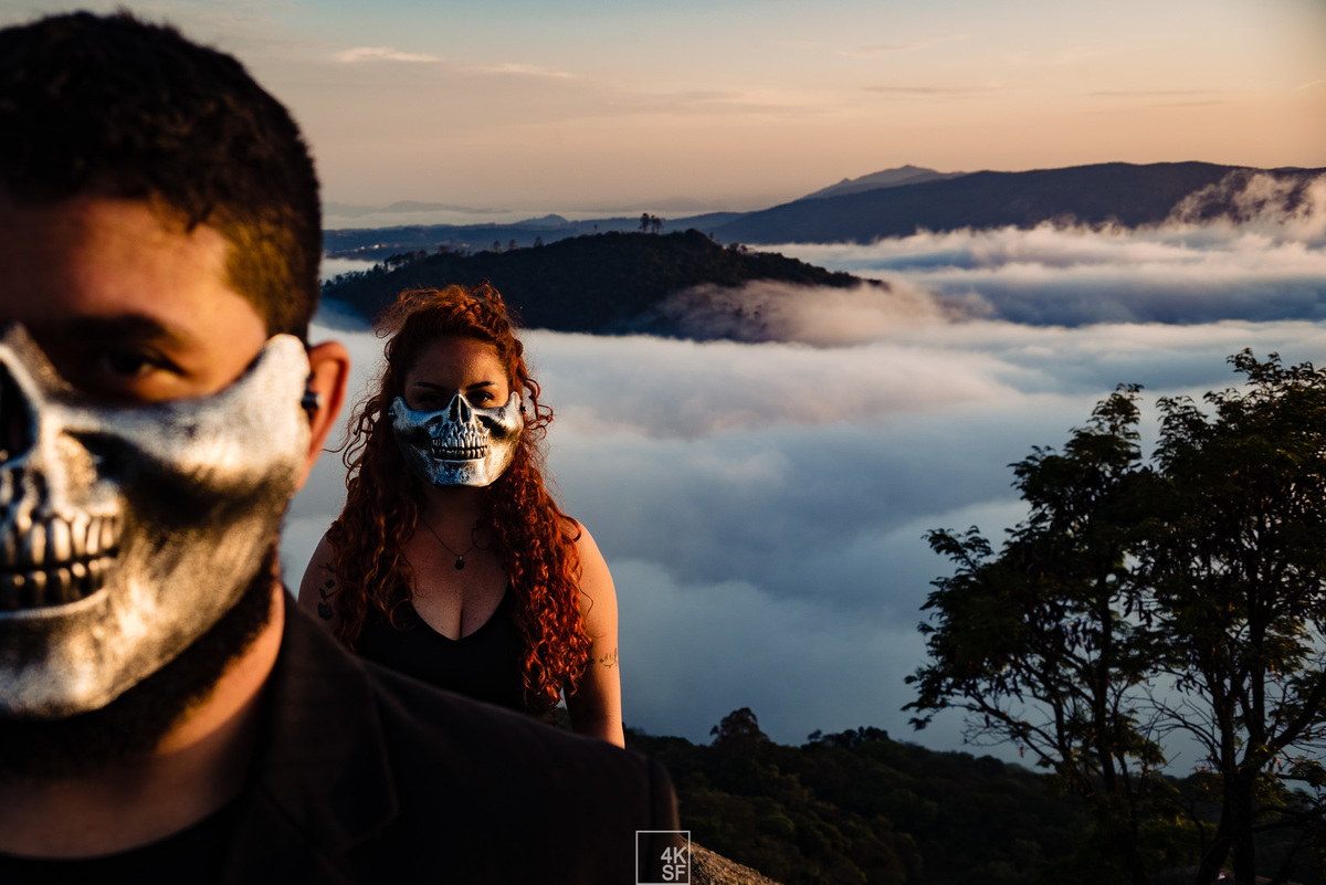 ensaio pré wedding criativo, pré wedding caveira, pre wedding skull, pre wedding diferetente, pre wedding mairiporã, pré wedding nas montanhas, pre wedding nas nuves, fotografo de casamento em sao paulo