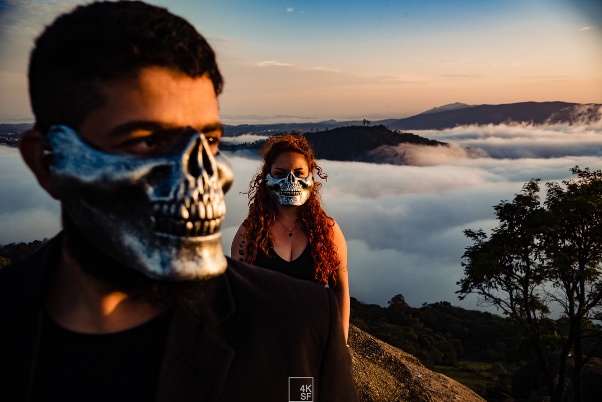 ensaio pré wedding criativo, pré wedding caveira, pre wedding skull, pre wedding diferetente, pre wedding mairiporã, pré wedding nas montanhas, pre wedding nas nuves, fotografo de casamento em sao paulo