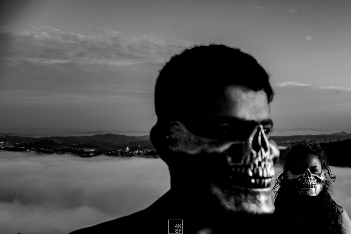 ensaio pré wedding criativo, pré wedding caveira, pre wedding skull, pre wedding diferetente, pre wedding mairiporã, pré wedding nas montanhas, pre wedding nas nuves, fotografo de casamento em sao paulo