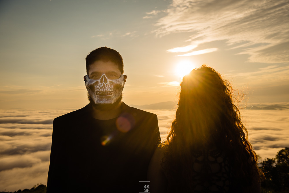 ensaio pré wedding criativo, pré wedding caveira, pre wedding skull, pre wedding diferetente, pre wedding mairiporã, pré wedding nas montanhas, pre wedding nas nuves, fotografo de casamento em sao paulo