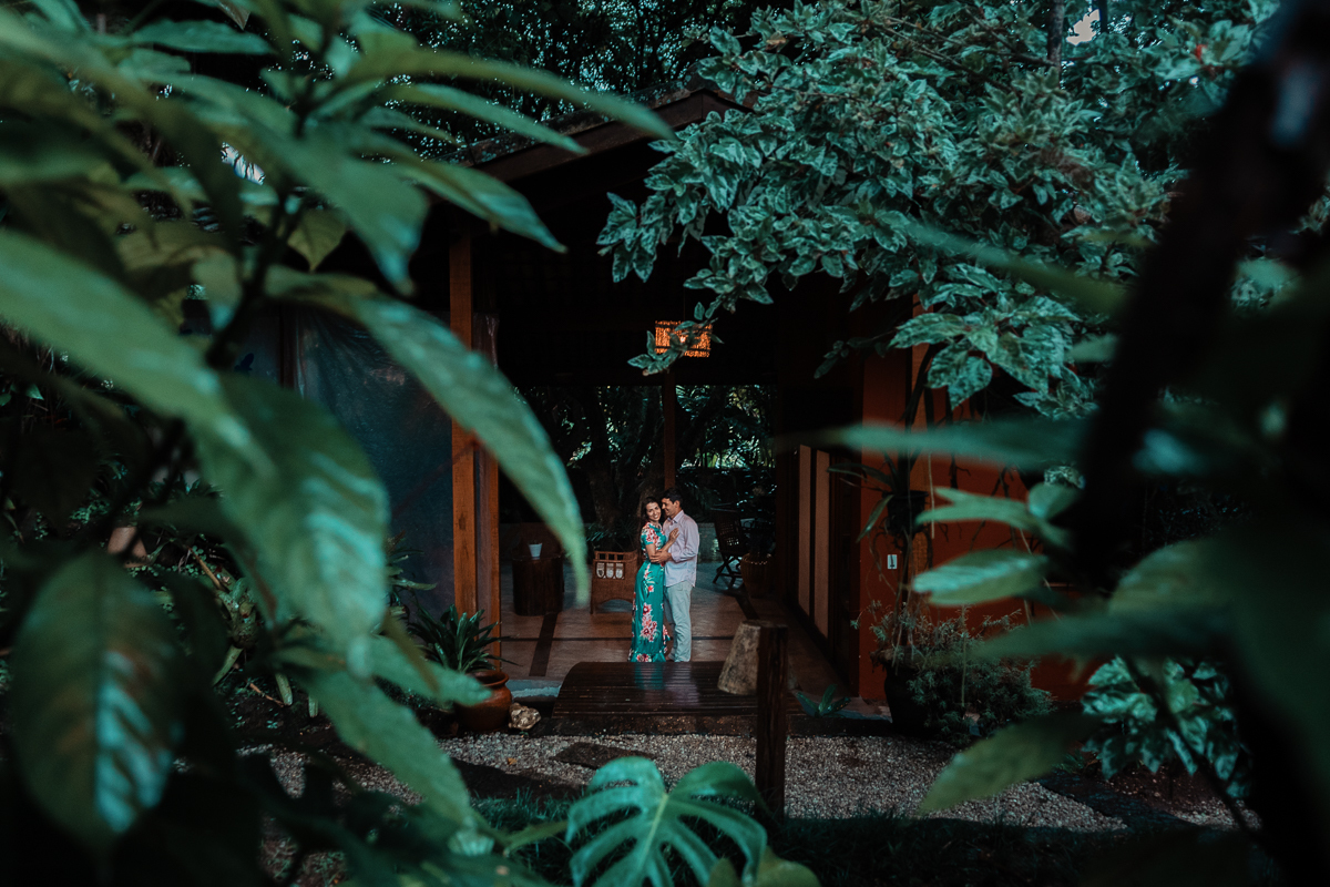 casal sorri de maneira apaixonada, enquanto são fotografados no guest house ilha splendor em ilhabela