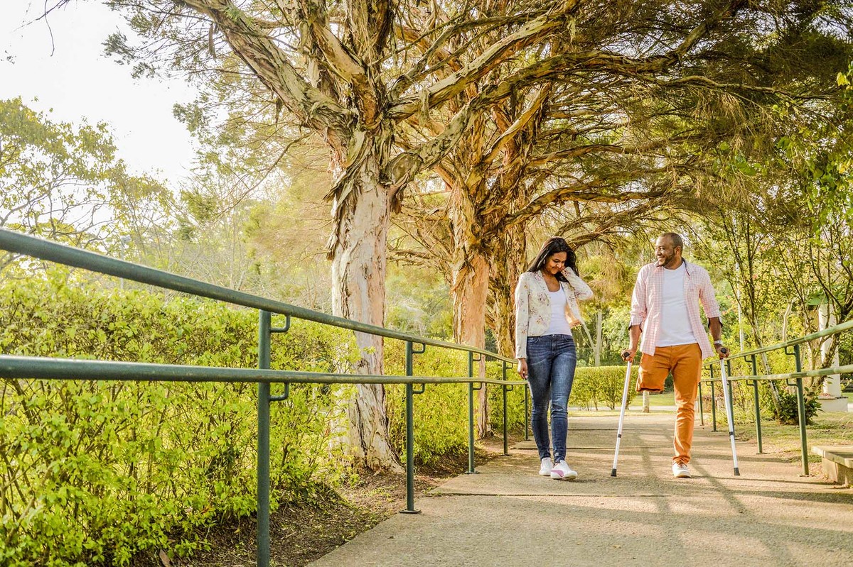Casal-caminhando-ensaio-pré-casamento-fotógrafo