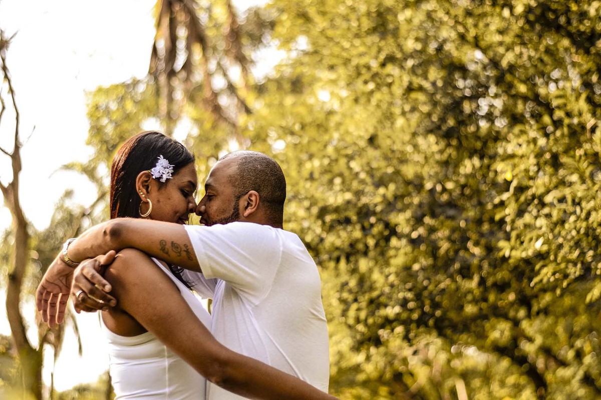 noivo-e-noiva-abraçados-no-parque-villa-lobos