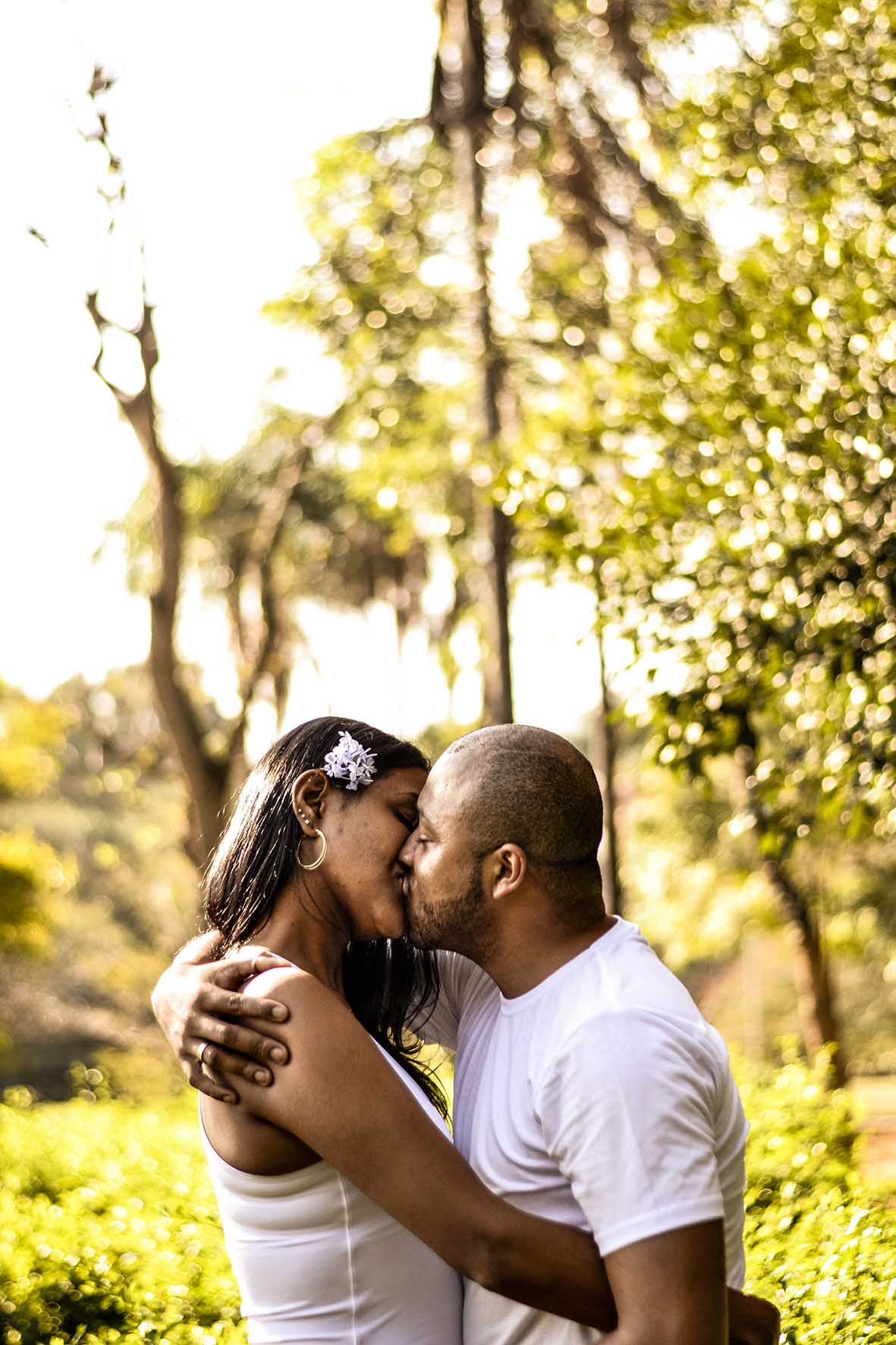 beijo-romântico-do-casal-em-um-fim-de-tarde