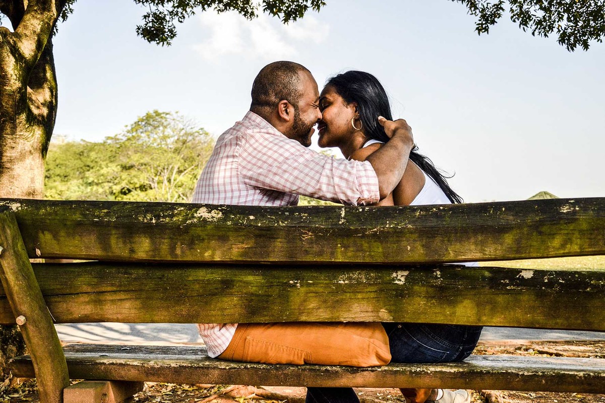 Casal-se-beijando-no-banquinho-da-praça