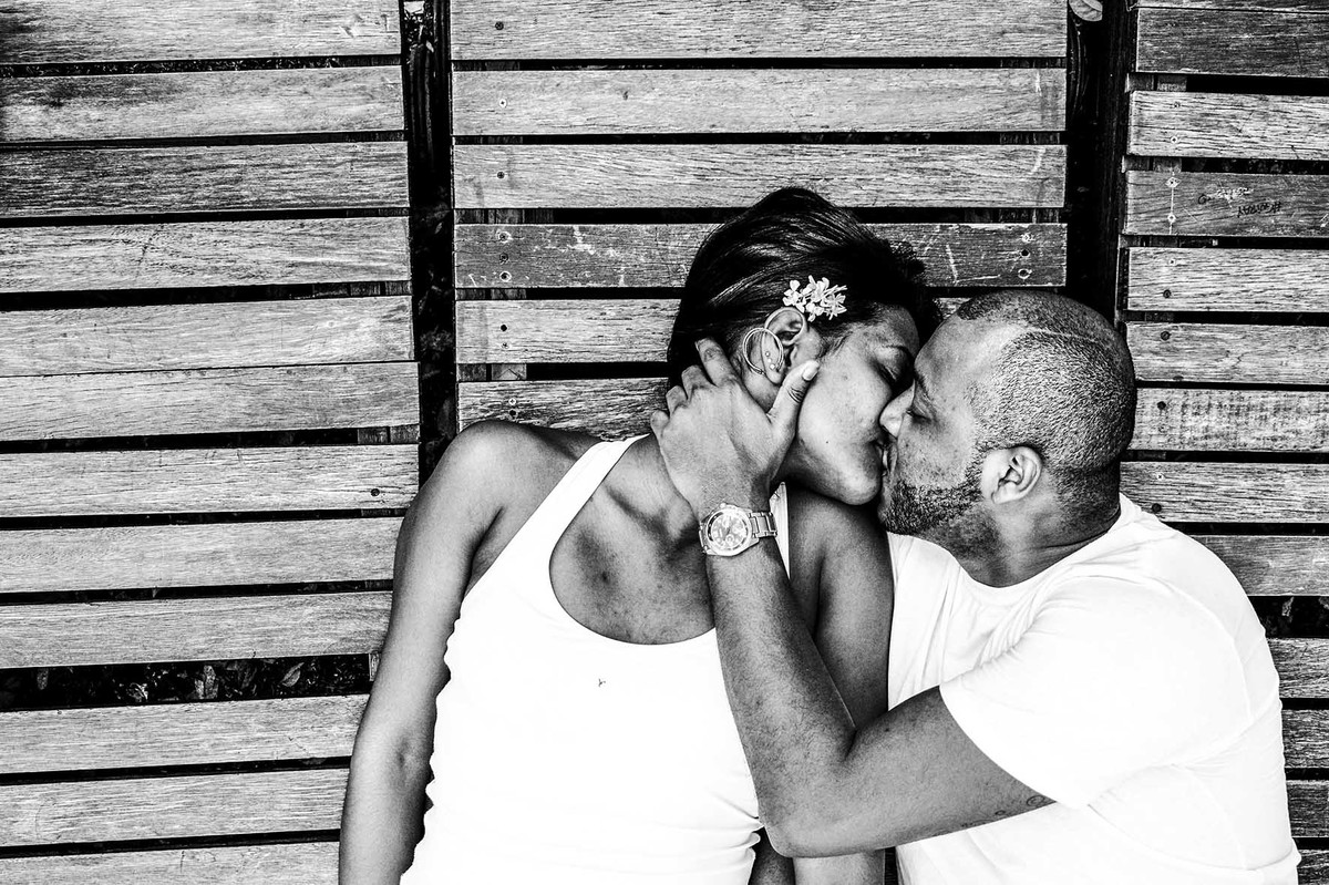 casal-deitados-na-esteira-se-beijando