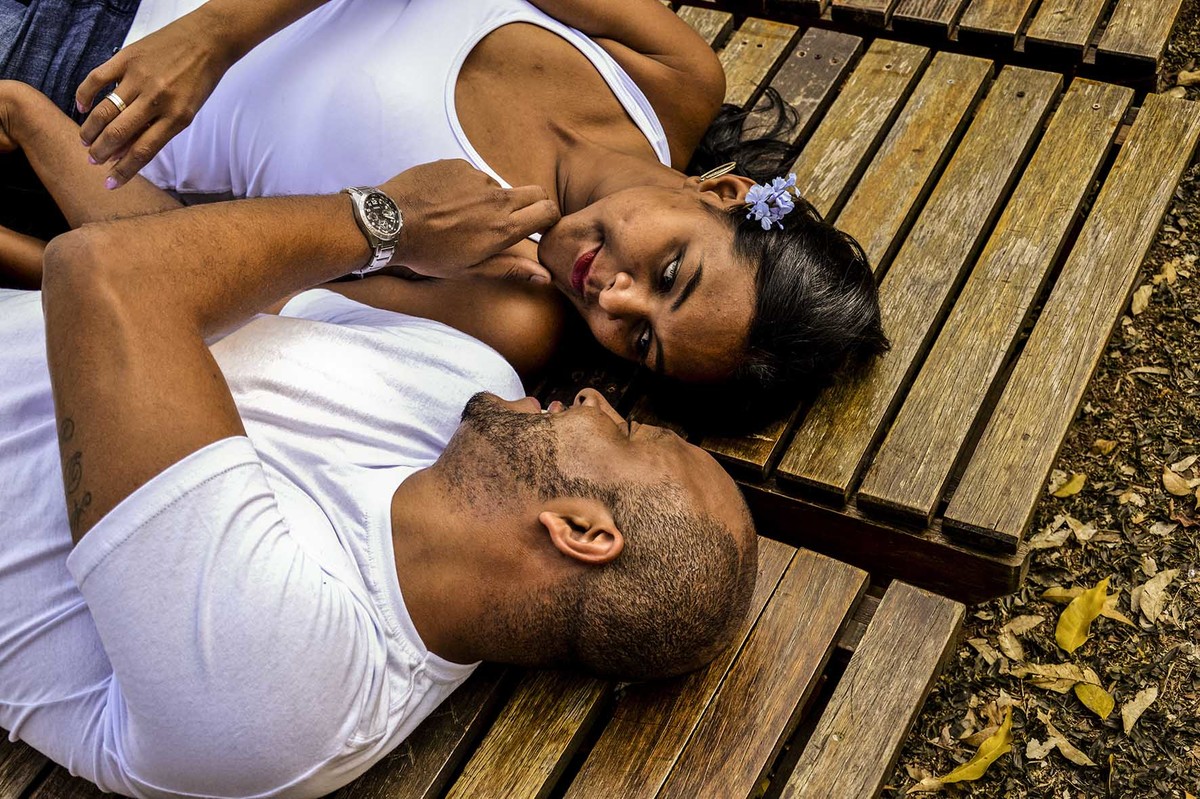 Noivos-deitados-na-grama-ensaio-de-casal