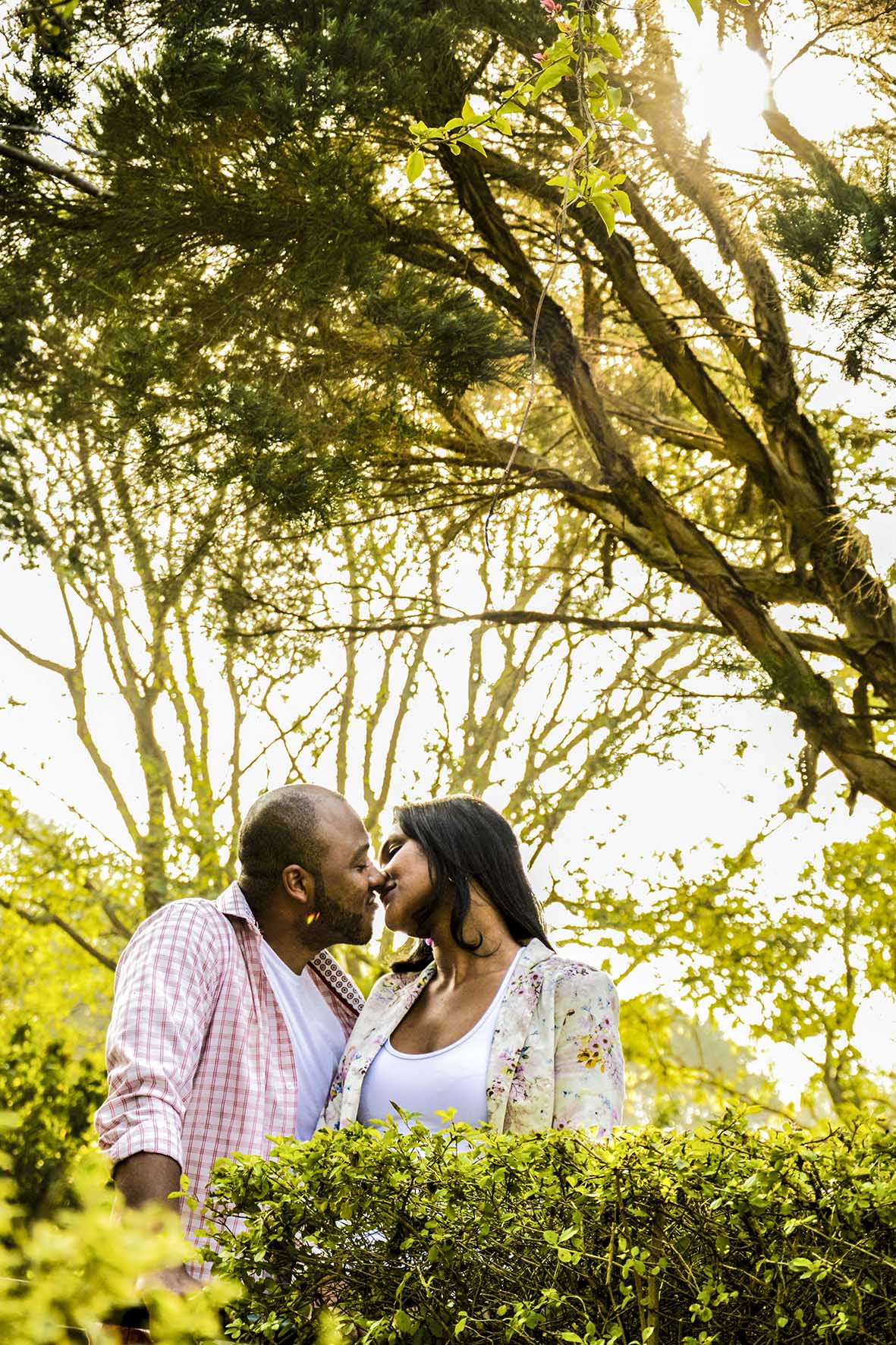 Casal-feliz-se-beijando