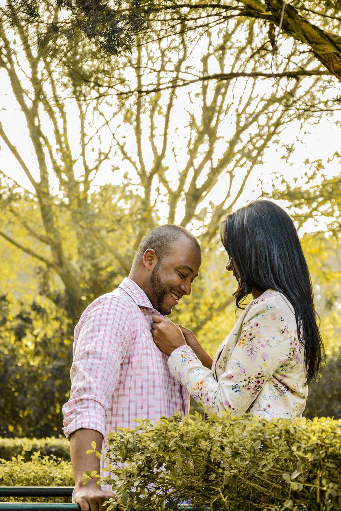 Noiva-arruma-noivo-no-parque-ensaio