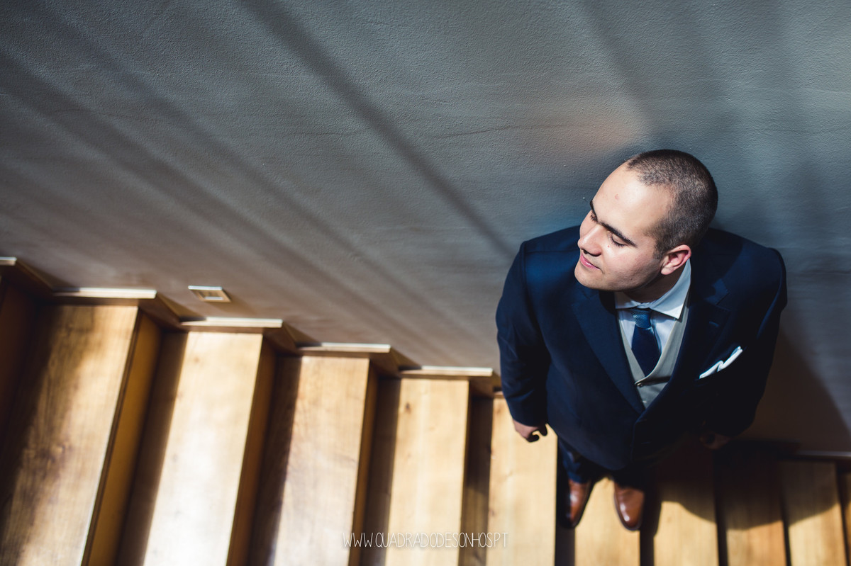 noivo nas escadas