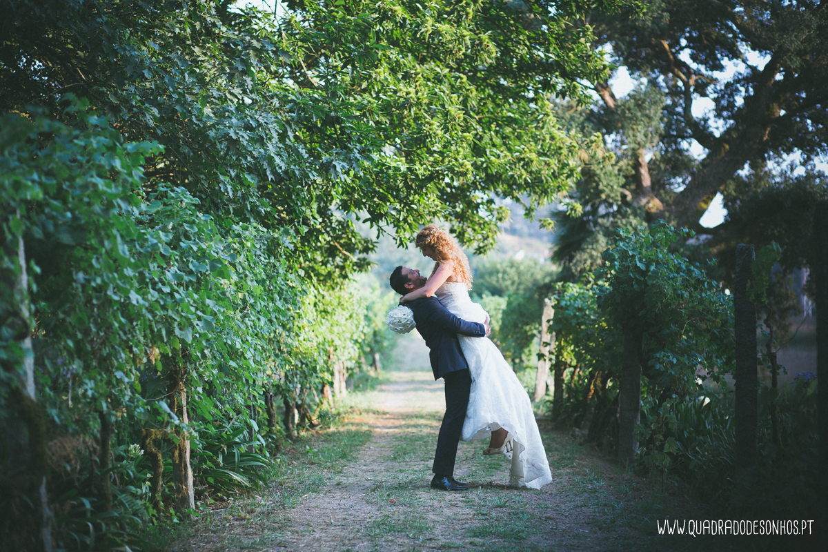 noiva e noivo felizes