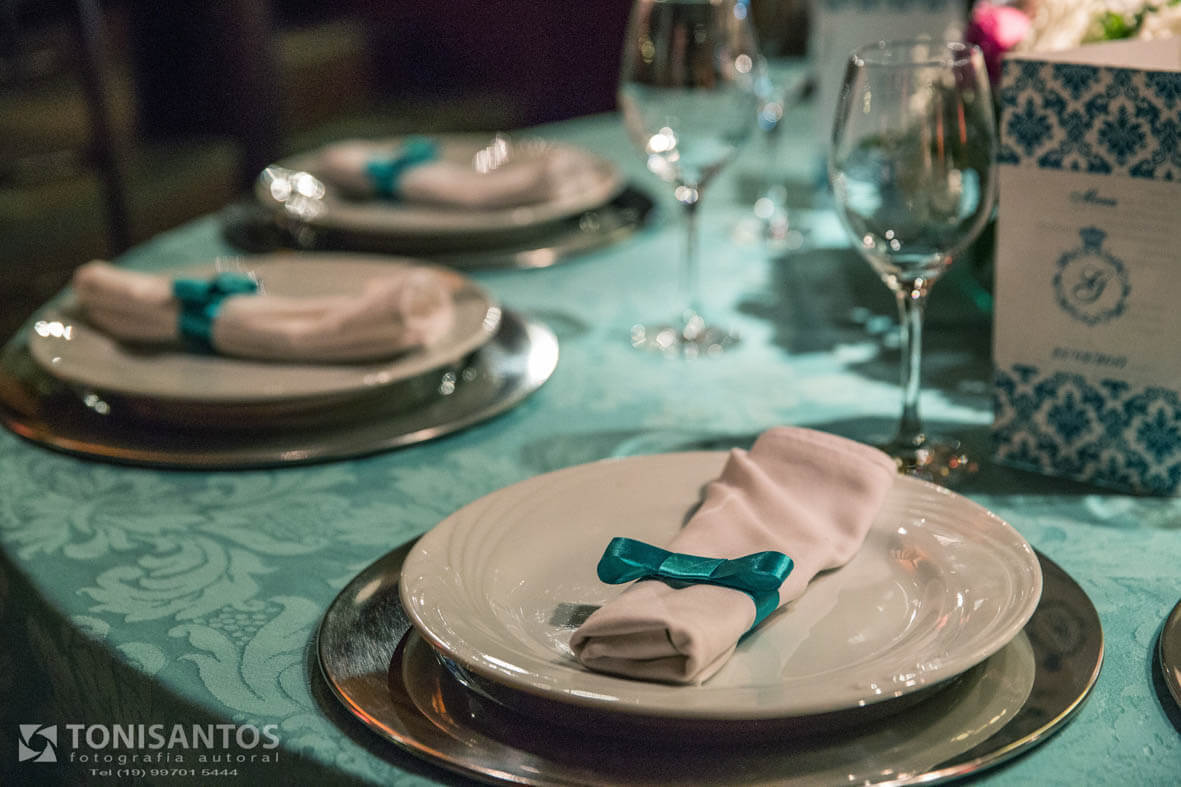 DETALHE DOS GUARDANAPOS SOBRE O PRATO NAS MESAS DO SALAO DE FESTAS KRATOS EVENTOS EM VINHEDO SP
