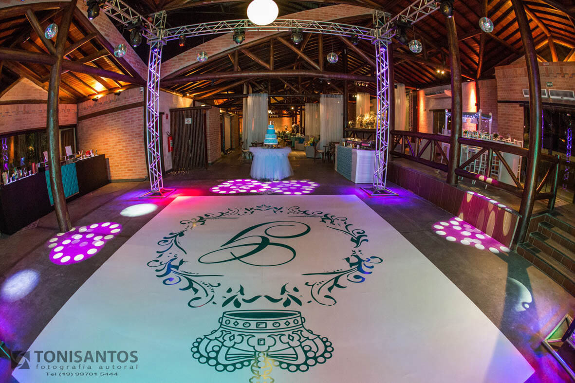 PISTA DE DANCAS DA FESTA DE 15 ANOS DO SALAO DE FESTAS KRATOS EVENTOS EM VINHEDO.
