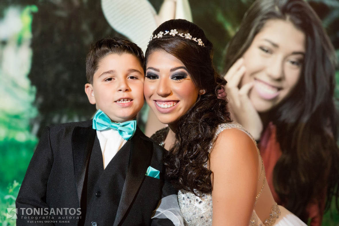 A MENINA DE 15 ANOS POSA PARA FOTOGRAFIAS COM SEU IRMAO
