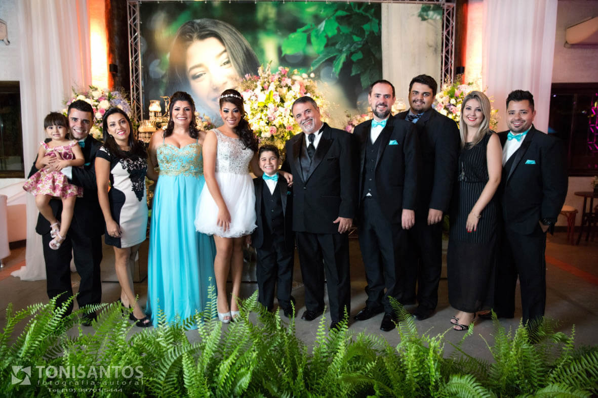 FOTO OFICIAL DA FAMILIA DA DEBUTANTE GIULIA QUE COMPLETOU 15 ANOS DE FELICIDADES.
