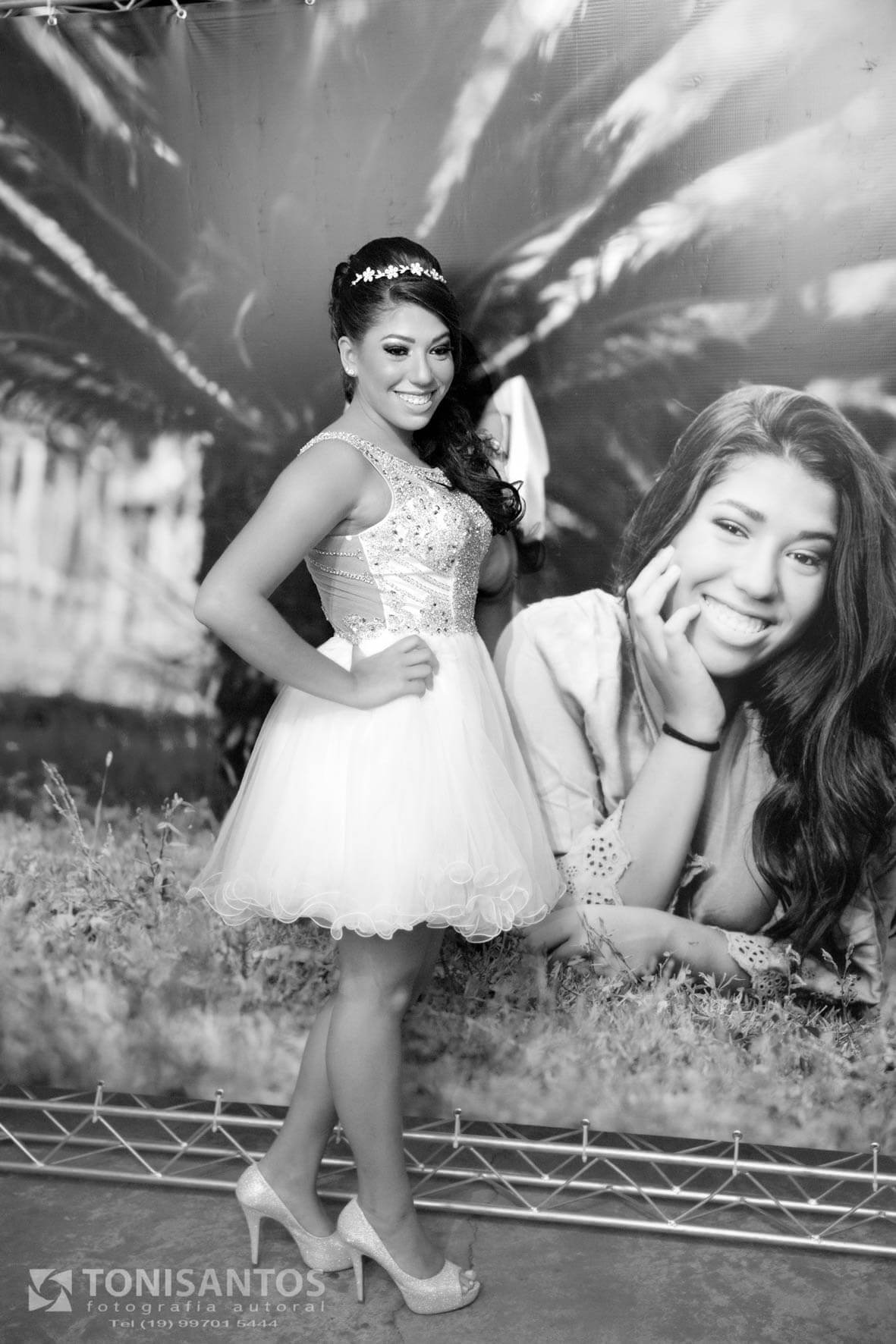 A ANIVERSARIANTE ESTAVA LINDA COM SEU LINDO VESTIDO DE DEBUTANTE BRANCO
