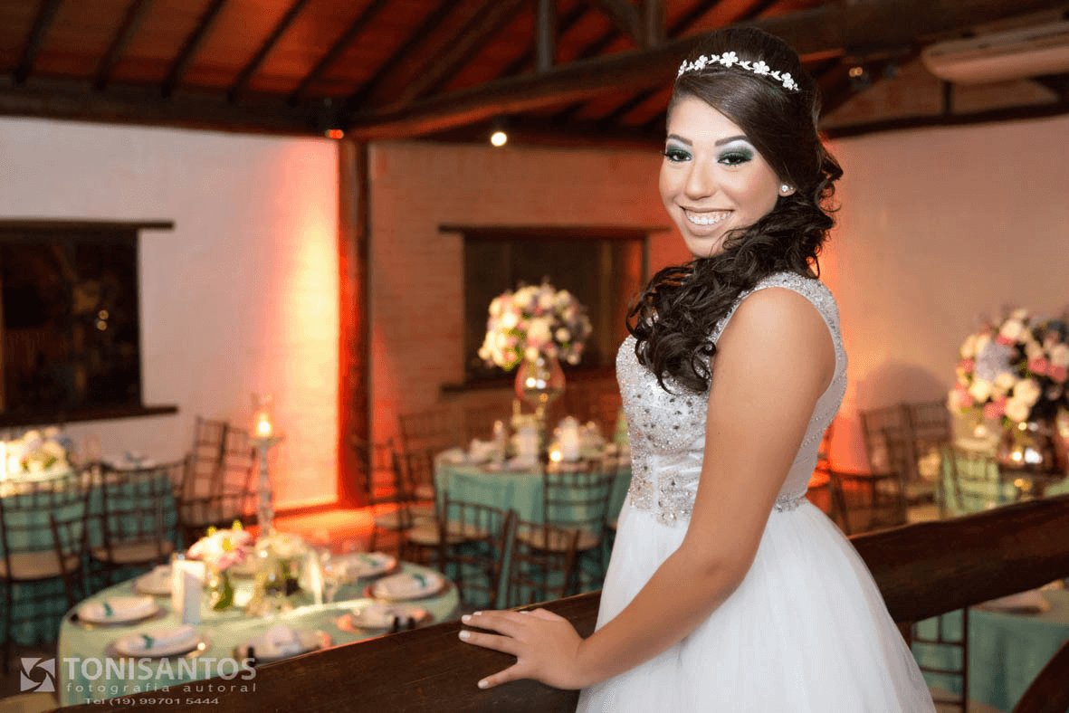 VESTIDO BRANCO DE FESTA DE 15 ANOS ESTAVA LINDA E DEIXOU GIULIA AINDA MAIS FELIZ
