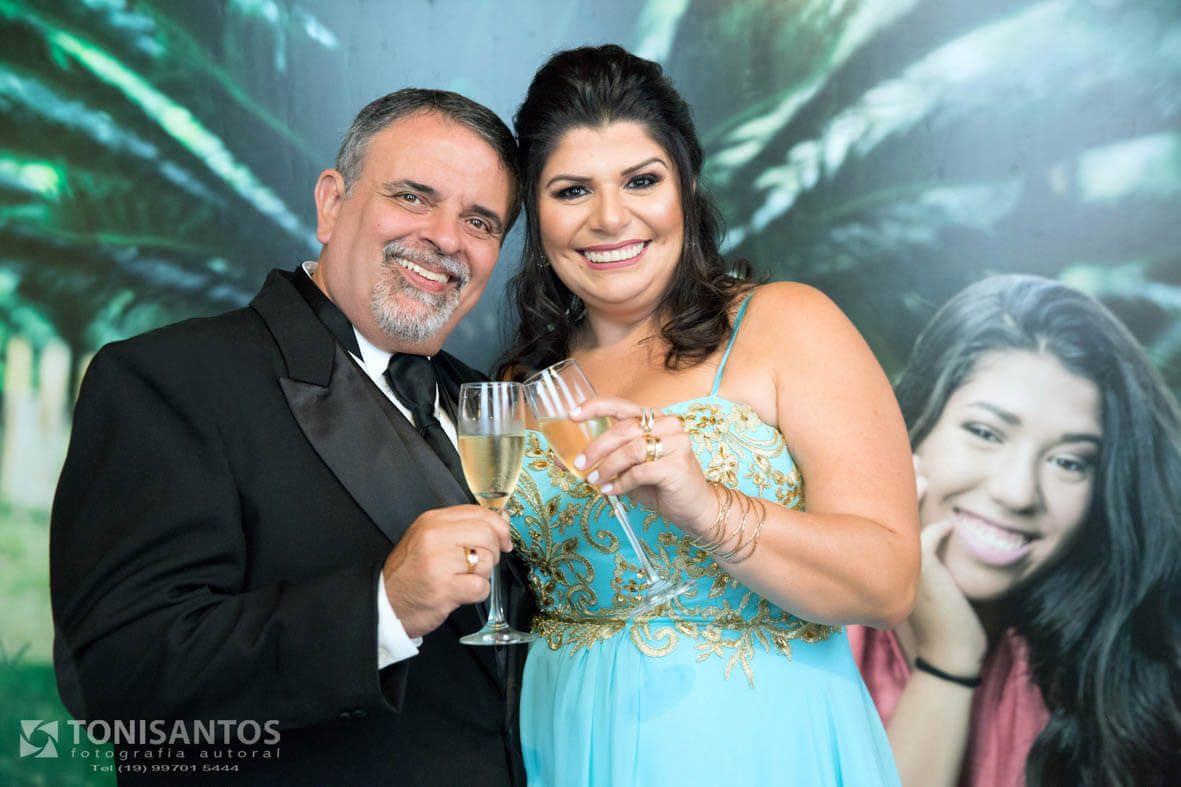 OS PAIS DA DEBUTANTE POSAM PARA A FOTOGRAFIA OFICIAL DE 15 ANOS DE GIULIA
'