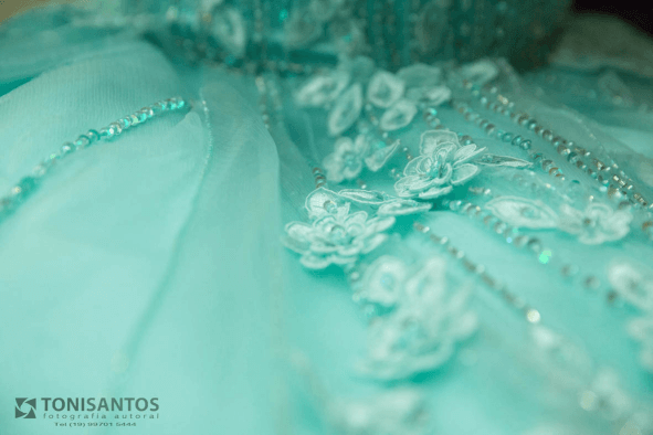 DETALHE DO VESTIDO DE DEBUTANTE GIULIA FESTA DE 15 ANOS NA KRATOS EVENTOS 
