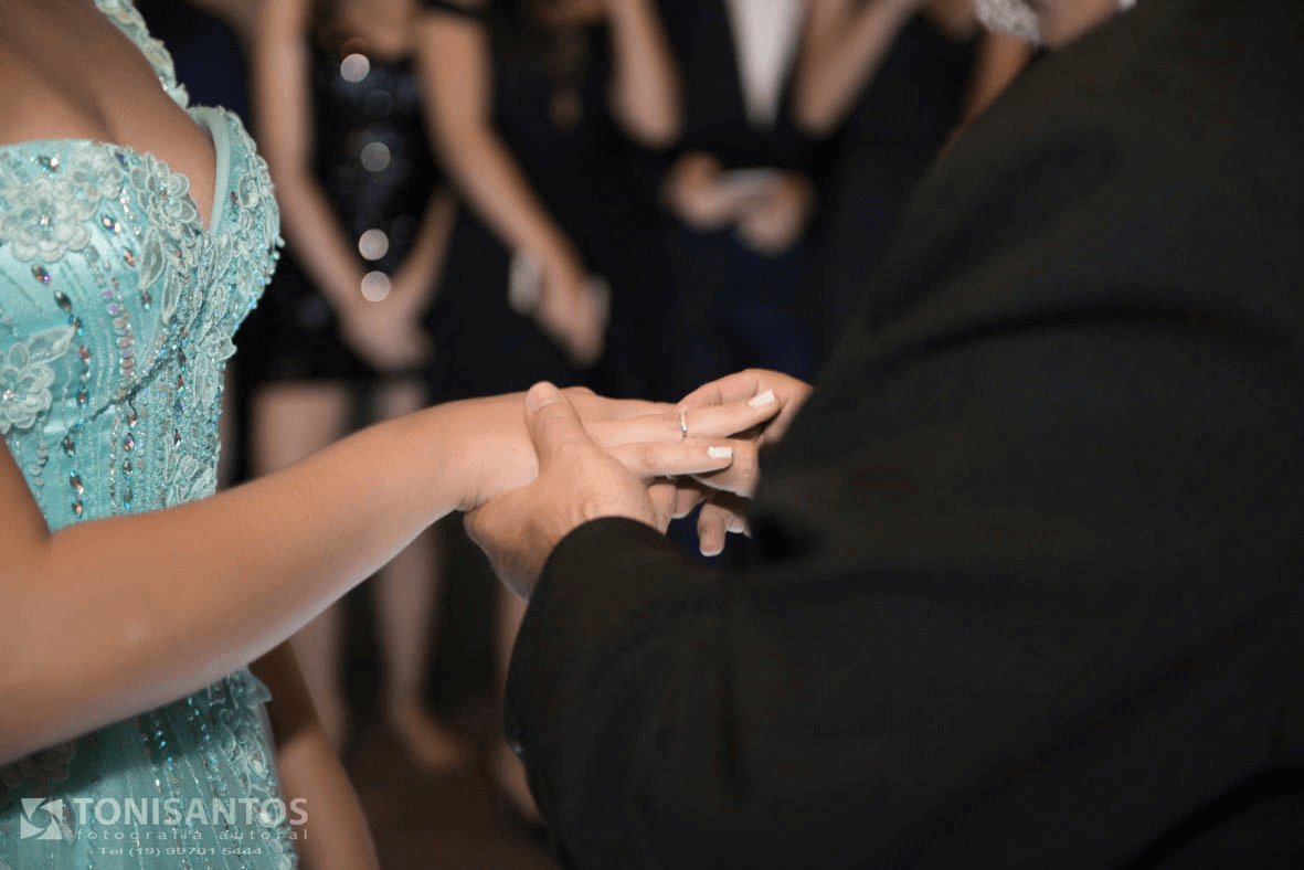 A ANIVERSARIANTE GANHA O ANEL DE 15 ANOS PELAS MAOS DE SEU PAI
