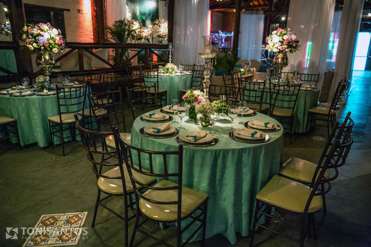 TOALHAS E MESA DE CONVIDADOS NO SALAO DE FESTA
