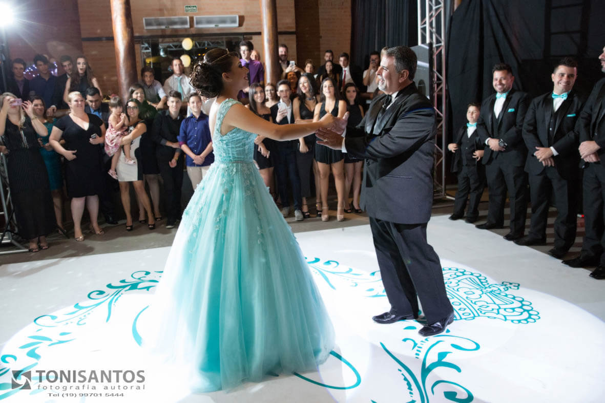 A VALSA DE 15 ANOS FOI VISTA POR TODOS OS COMNVIDADOS
