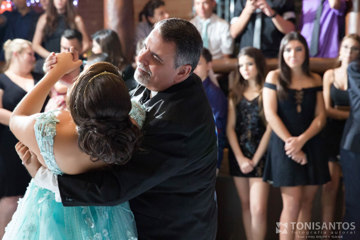 DANCA DA VALSA FEITA COM MUITA ALEGRIA PELA DEBUTANTE E SEU PAI
