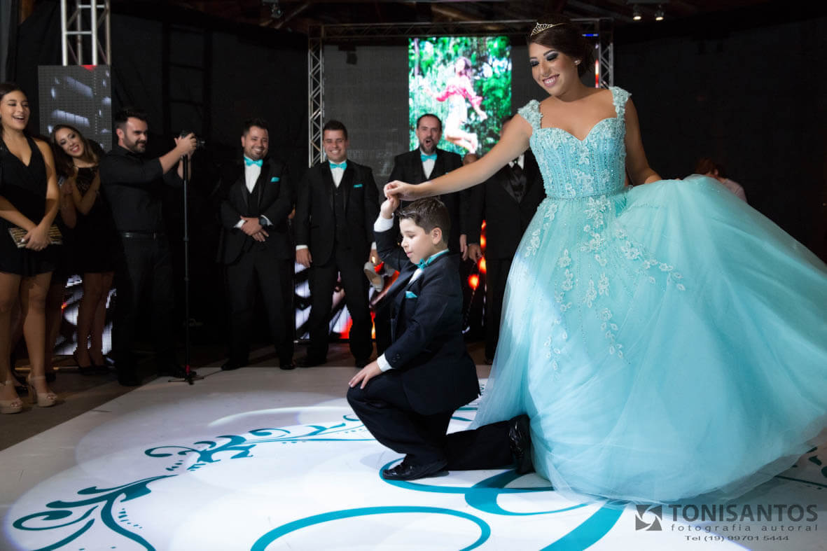 DEBUTANTE DANCA A VALSA DE 15 ANOS COM SEU IRMAO
