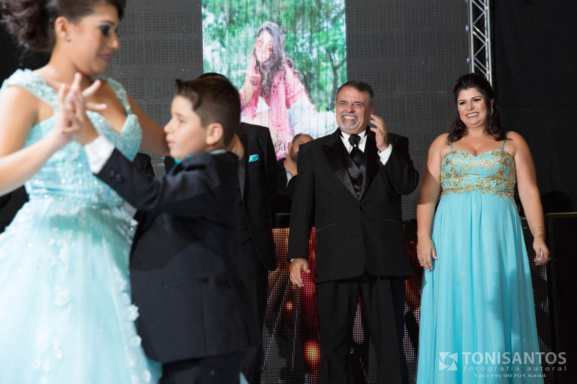 DANCA DE VALSA DA ANIVERSARIANTE COM SEU IRMAO NA FESTA DE 15 ANOS NA KRATOS EVENTOS
