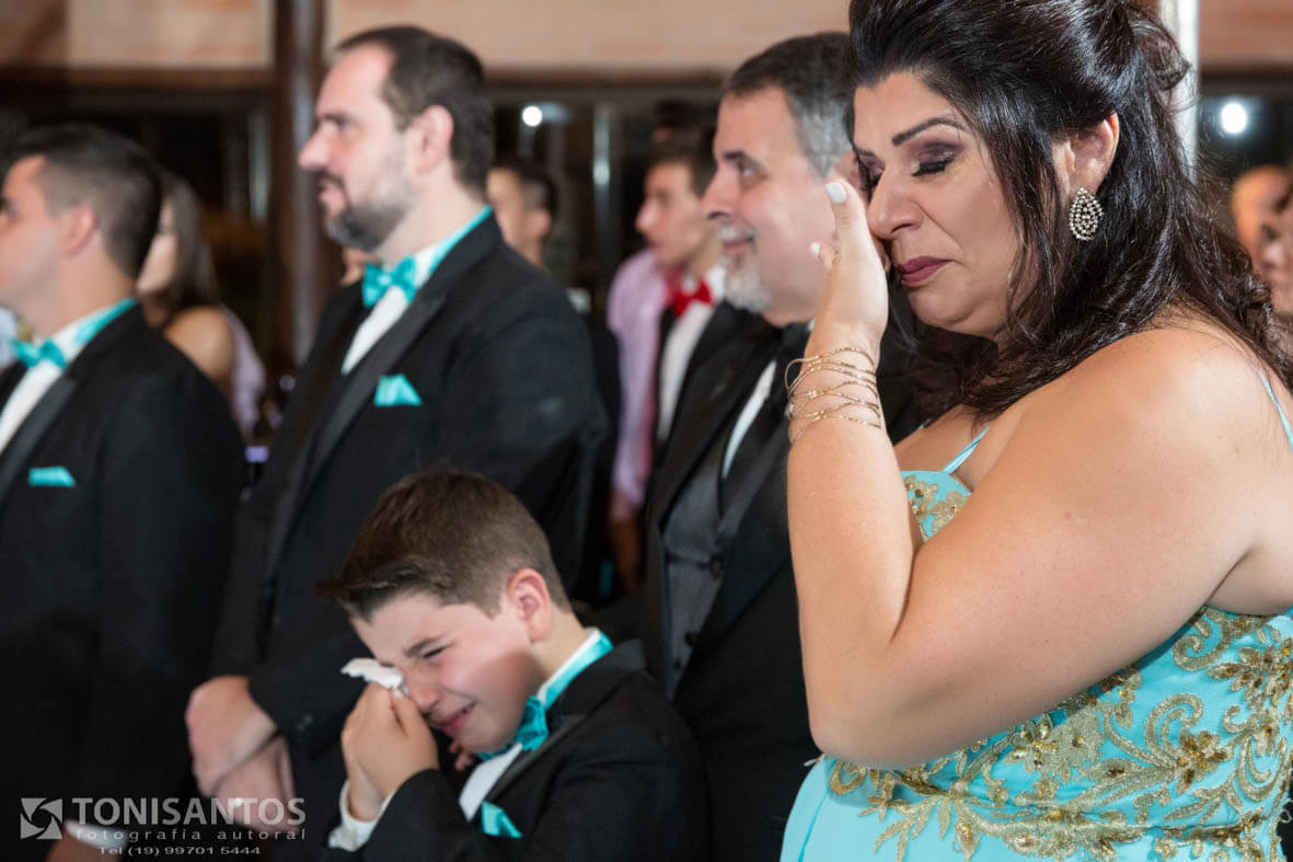 FESTA DE ANICVERSARIO DE 15 ANOS EMOCIONANTE COM MUITAS LAGRIMAS DE ALEGRIA DA ANIVERSARIANTE DE 15 ANOS E SEUS CONVIDADOS
