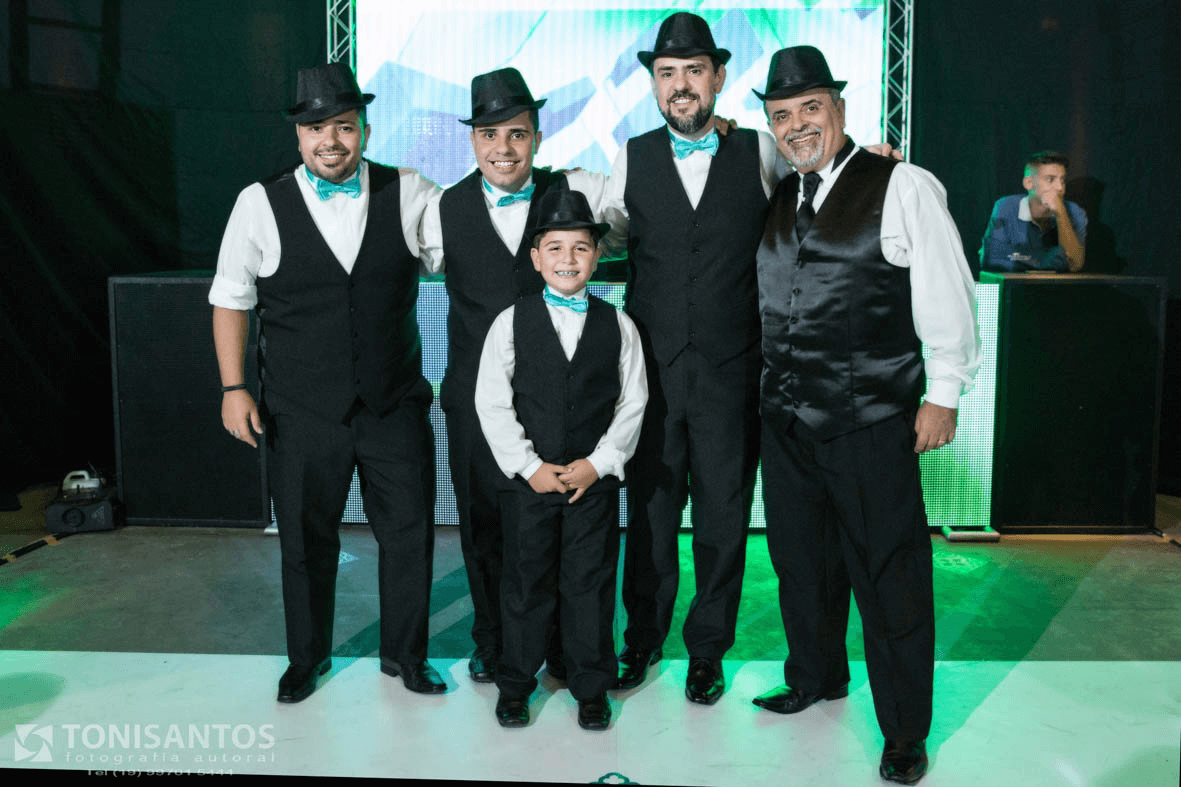 FOTOGRAFIA OFICIAL DA FAMILIA DA DEBUTANTE GIULIA NA SUA FESTA DE 15 ANOS NA KRATOS EVENTOS NA CIDADE DE VINHEDO SAO PAULO SP
