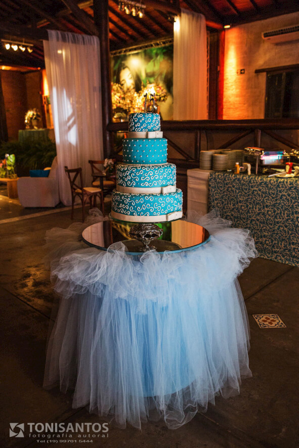 BOLO DECORADO E LINDO NAS CORES DA FESTA DE ANIVERSARIO DE 15 ANOS DE GIULIA
